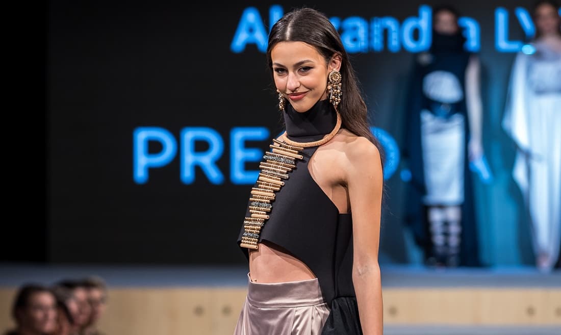 Made in Jablonec 2026 podyumunda cam boncuk işlemeli siyah tasarımı taşıyan model
