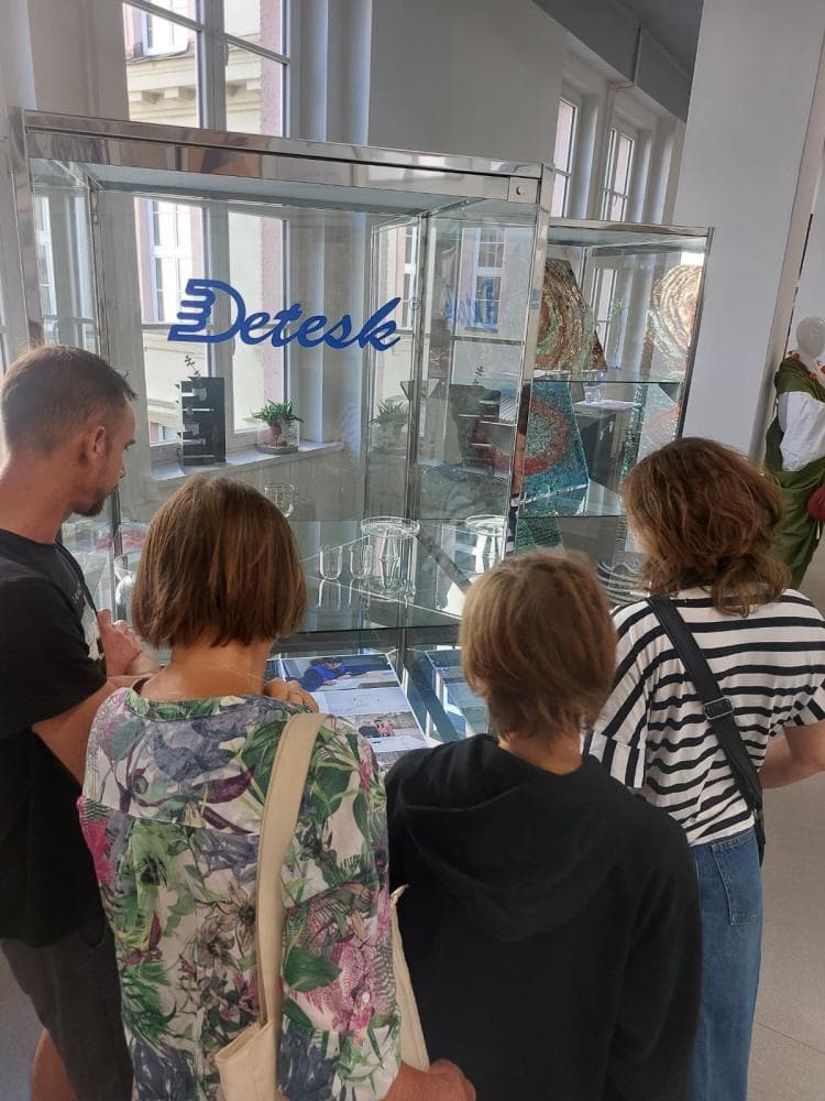 Crystal Valley programında cam üretim alanını inceleyen ziyaretçiler