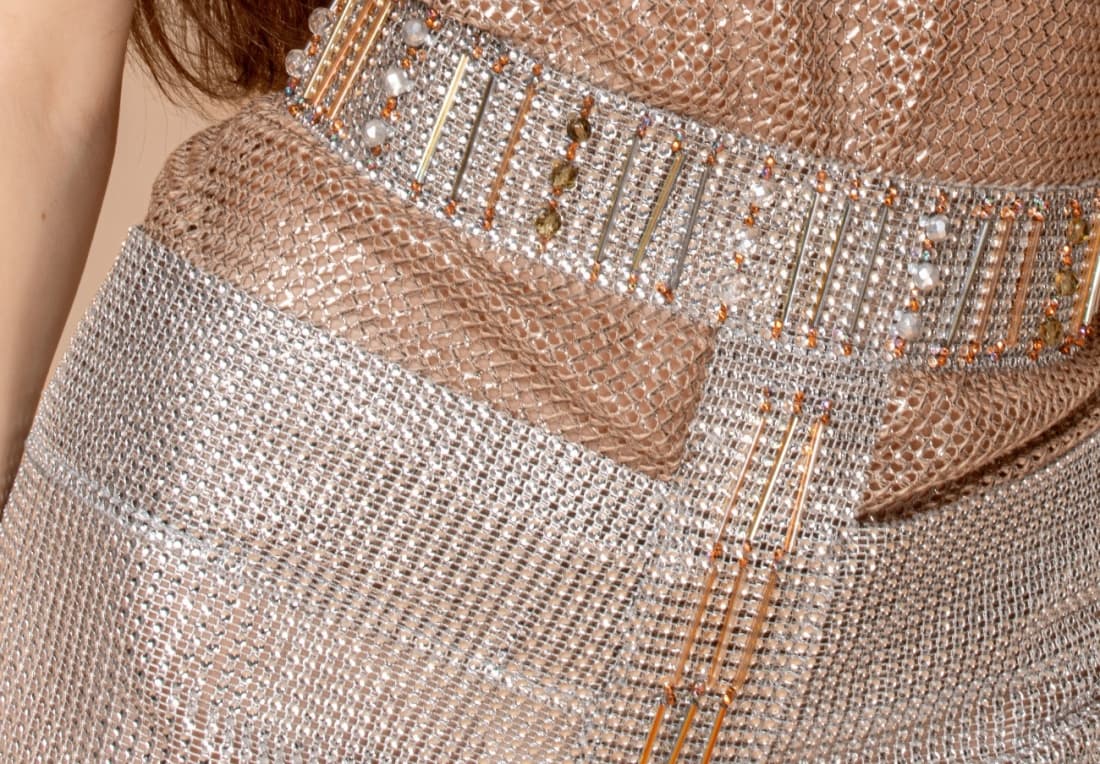 Gümüş renkli boncuk ve kristal yüzeylerin yakın plan moda detayı