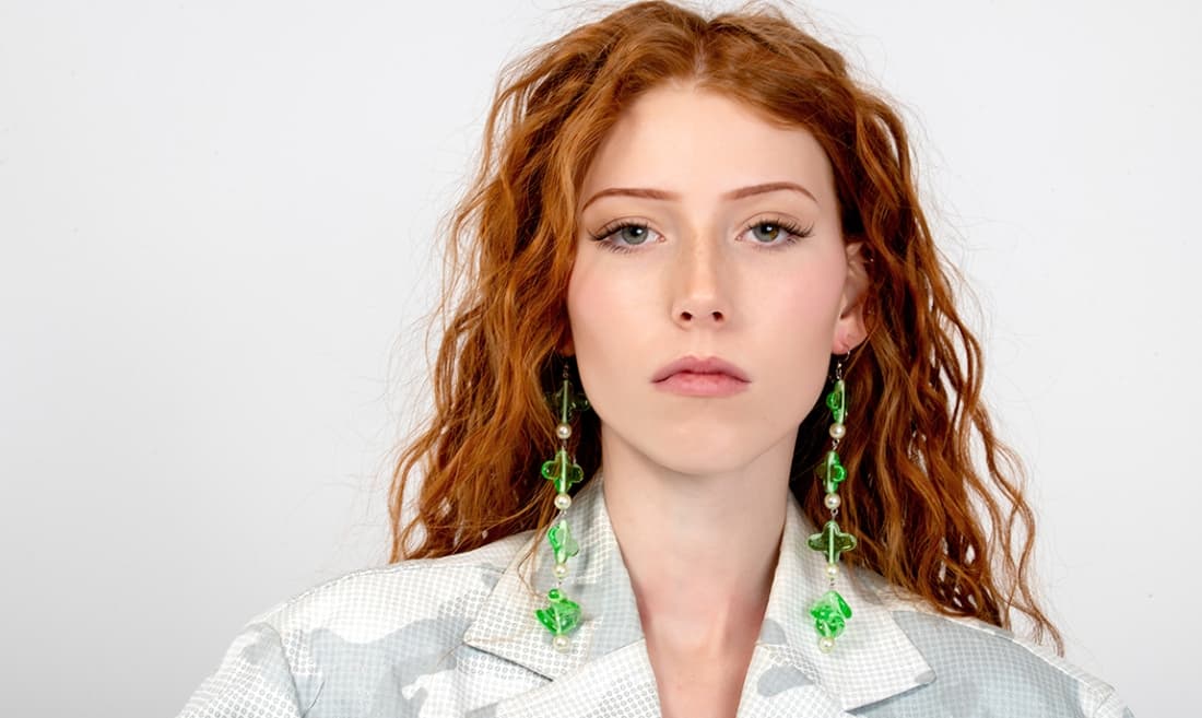 Pavel Jevula Studio görünümünde cam takılar taşıyan model