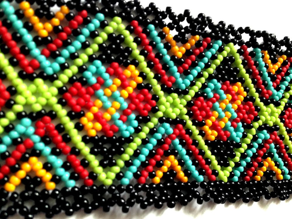 Color-rich bead texture for the catalog surface
